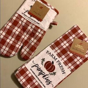 NWT Harvest collection 2pc Farm Fresh kitchen towels oven mitt